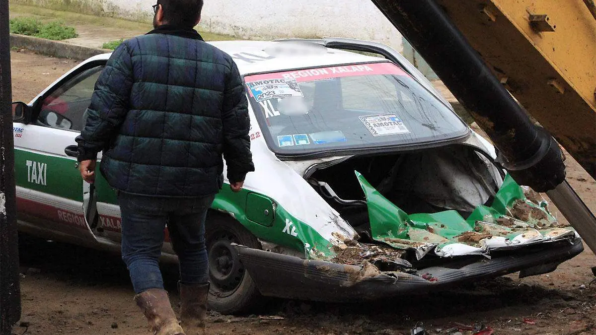 Taxi aplastado por escavadora